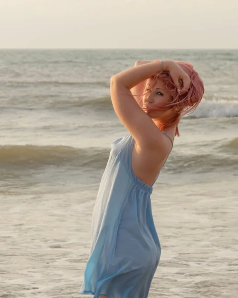 Žena Šatech Růžovými Vlasy Pózovat Mořském Pozadí — Stock fotografie