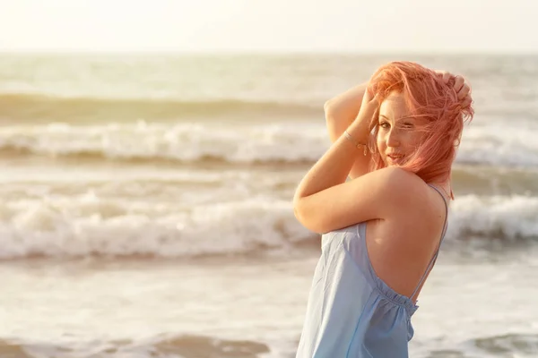 Γυναίκα Φόρεμα Ροζ Μαλλιά Ποζάρουν Στο Φόντο Της Θάλασσας — Φωτογραφία Αρχείου