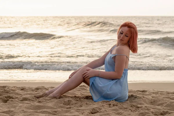 Όμορφη Νεαρή Γυναίκα Ροζ Μαλλιά Ένα Φόρεμα Στην Ακτή Της — Φωτογραφία Αρχείου