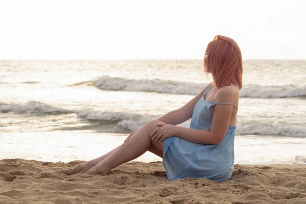 Hermosa Joven Con Pelo Rosa Vestido Costa Del Mar —  Fotos de Stock