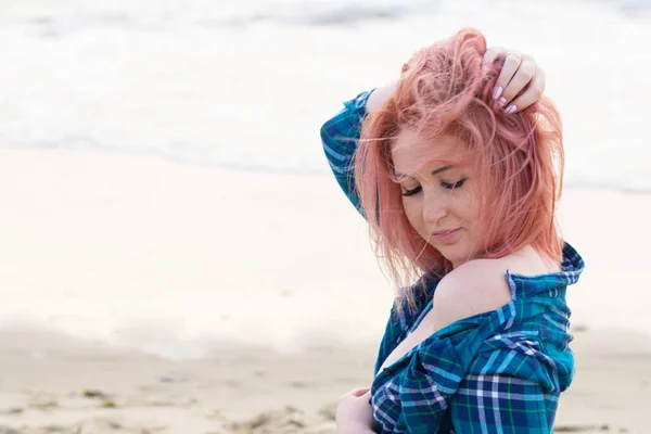 Νεαρή Κοπέλα Ροζ Μαλλιά Καρό Πουκάμισο Ποζάρουν Στην Παραλία — Φωτογραφία Αρχείου