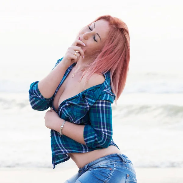 Chica Joven Con Pelo Rosa Posando Playa —  Fotos de Stock