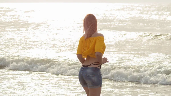 Hermosa Mujer Con Pelo Rosa Atardecer Playa — Foto de Stock