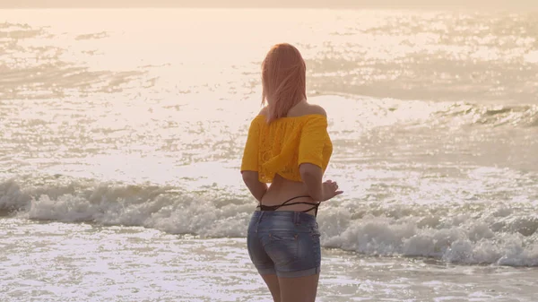 Όμορφη Γυναίκα Ροζ Μαλλιά Στο Ηλιοβασίλεμα Στην Παραλία — Φωτογραφία Αρχείου