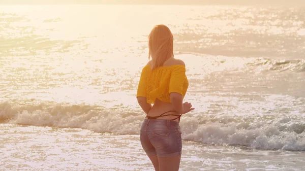 Hermosa Mujer Con Pelo Rosa Atardecer Playa — Foto de Stock