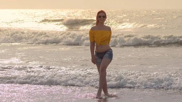 Hermosa Mujer Con Pelo Rosa Gafas Sol Atardecer Playa — Foto de Stock