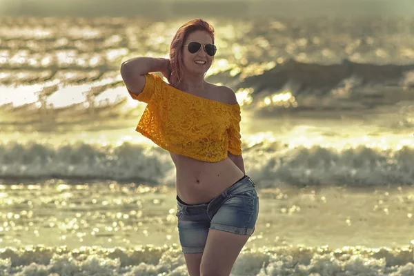 Hermosa Mujer Con Pelo Rosa Gafas Sol Atardecer Playa —  Fotos de Stock