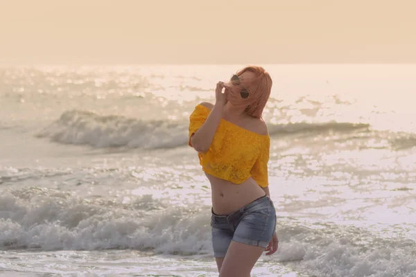 Hermosa Mujer Con Pelo Rosa Gafas Sol Atardecer Playa — Foto de Stock