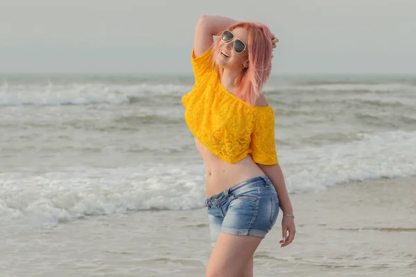 Bela Mulher Com Cabelo Rosa Óculos Sol Pôr Sol Tempo — Fotografia de Stock