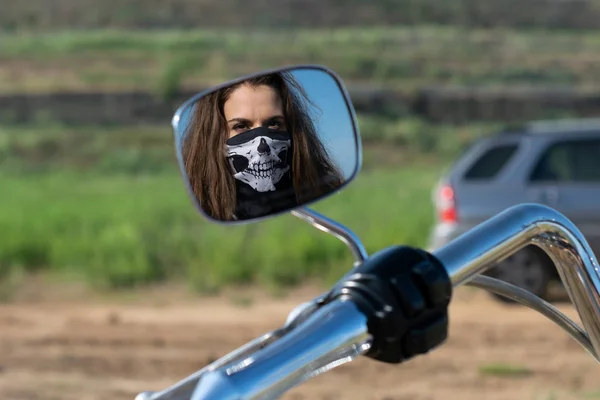 Mujer Máscara Con Una Mirada Severa Espejo Una Bicicleta Chica —  Fotos de Stock