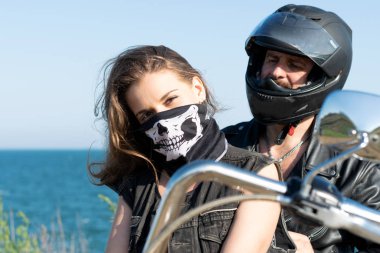 Pahalı motosikletli komik ve seksi motorcular. Ateşli kadın ve yakışıklı adam. Güzel çiftler birlikte eğlenin.