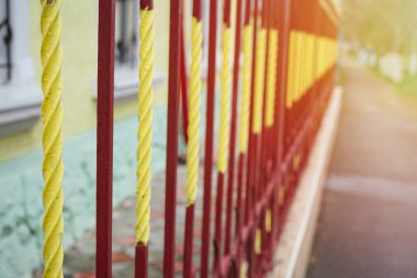 Demir çit yakın plan. Tasarım. Dış görünüş                               