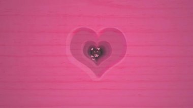 Delik kalp şekli ve çırpınan kelebekler