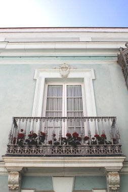 Turkuaz bir cephe modernist balkon