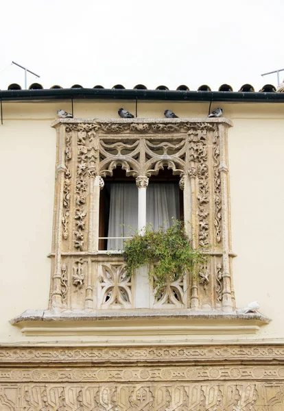 Balconul unei case vechi — Fotografie, imagine de stoc
