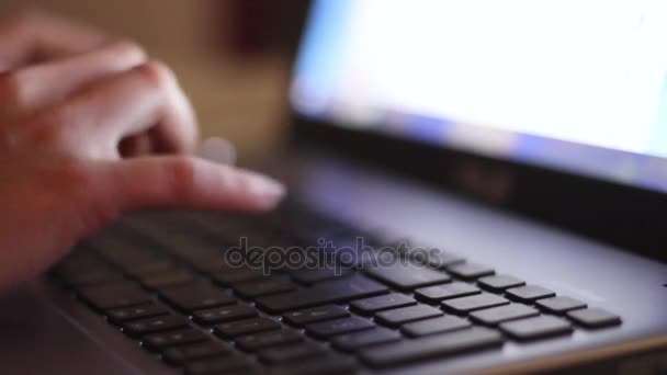 Bir dizüstü bilgisayarda yazarak — Stok video