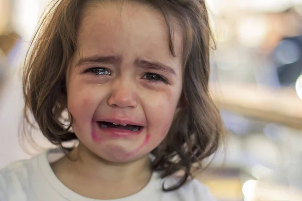 Liten flicka gråter — Stockfoto