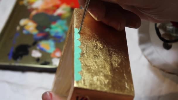 Künstler Bemalt Dekorative Details Mit Einem Pinsel Auf Eine Goldene — Stockvideo