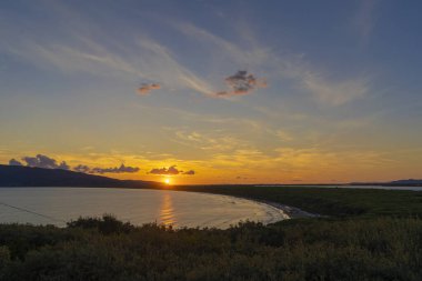 Gün batımında Orbetello 'da Feniglia Sahili - İtalya