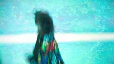 Hatalı VHS sinyal projeksiyonunda dans eden kadın