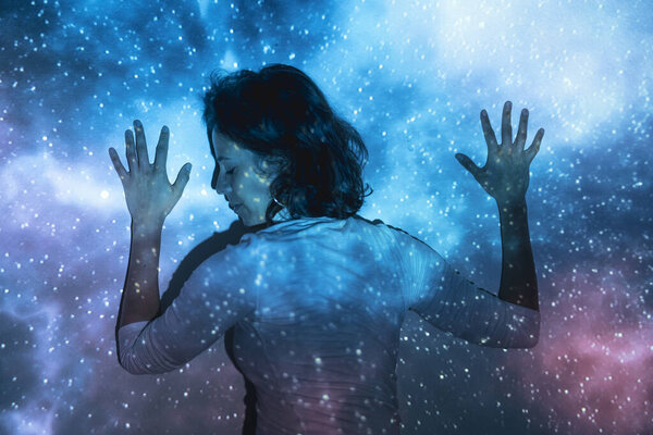 Расслабленная женщина чувствует вселенную
