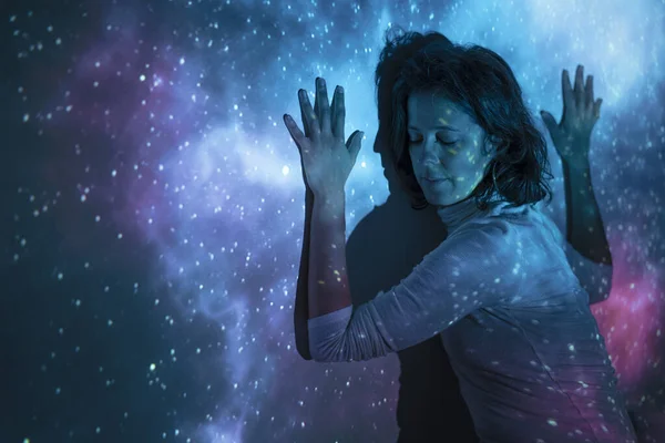 Ontspannen Vrouw Die Het Universum Voelt — Stockfoto