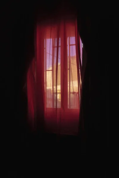 Окно Красным Занавесом Темной Комнате — стоковое фото