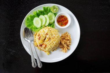 Ananas kızarmış pilav yemek ahşap masa üzerinde.