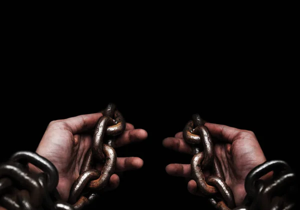 Kurban, köle, esir erkek eller tarafından büyük metal zincir bağlı