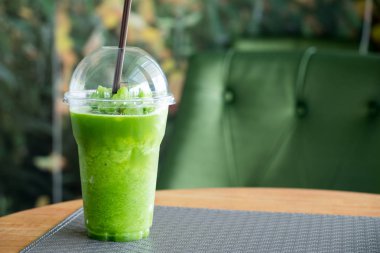 Sağlıklı ve ferahlık smoothies taze organik sebze üzerinden bir
