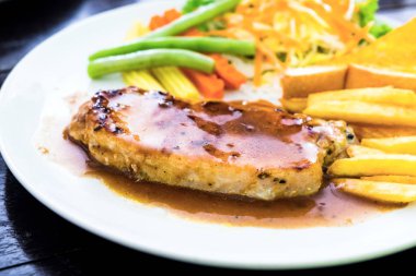 Izgara domuz eti biftek kapatın sarımsaklı ekmek ve salata, öğle yemeği d