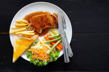 Sarımsaklı ekmek ve salata, öğle yemeği ızgara domuz eti biftek.