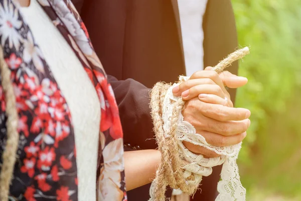Bruden och brudgummen bundet upp tillsammans, begreppet djup anslutning mor — Stockfoto