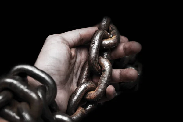 Slachtoffer, slaaf, prosoner mannelijke handen en voeten gebonden door grote metalen ketting — Stockfoto