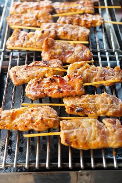 Schweinefleisch gegrillt, asiatisch gebratenes Schweinefleisch Street Food — Stockfoto