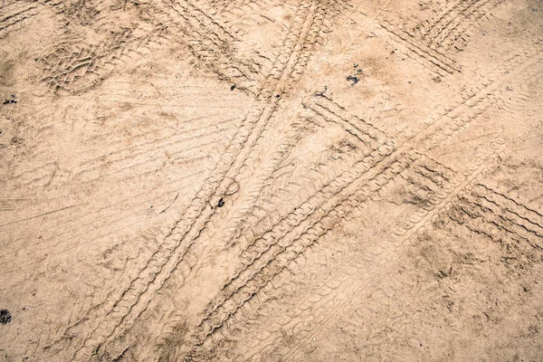 Toprak yol üzerinde lastik izleri