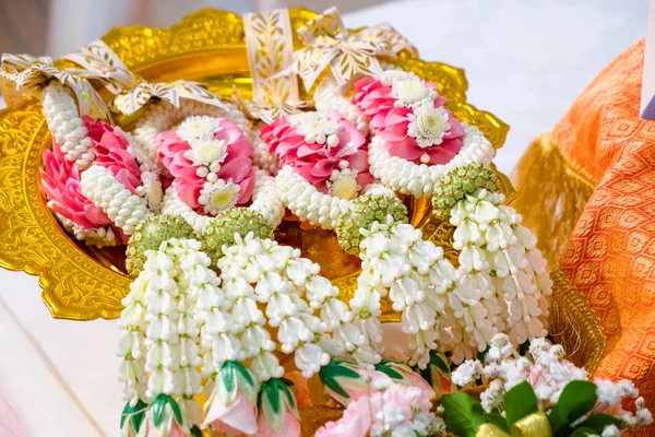 Tayland çiçek çelenk Kaide ile bir tepsi