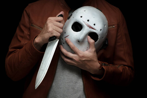 убийца в маске в коричневой кожаной куртке
 