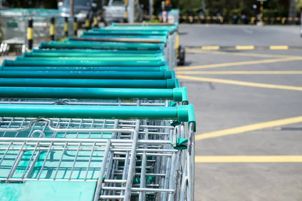 Carrinhos de compras para supermercado, carrinho de supermercado — Fotografia de Stock