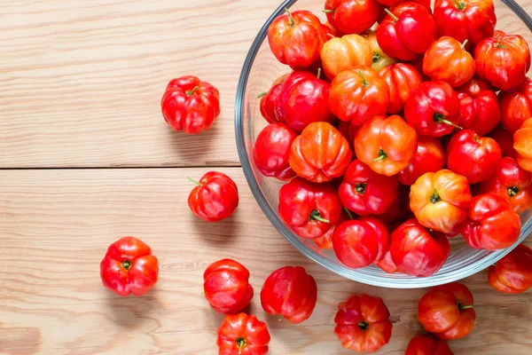 ahşap masa üzerinde bir cam kapta taze kiraz