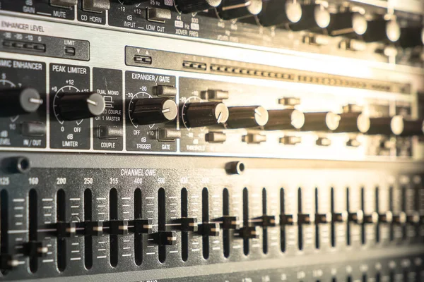 Profesyonel dijital ses işlemci birimi. Birçok tür ses mühendisi'nın ses denetleyicisi ayarları