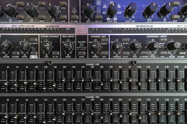 Профессиональный цифровой звуковой процессор
.