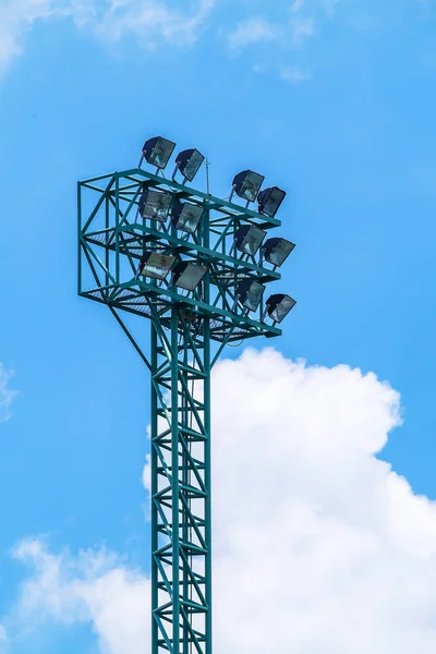 Большая башня прожекторов, спортивный стадион в центре внимания — стоковое фото