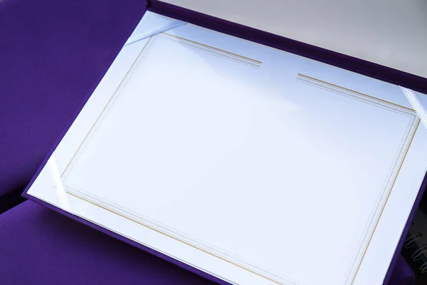 高品質の紫のシルクのカバーと空白の証明書テンプレート — ストック写真