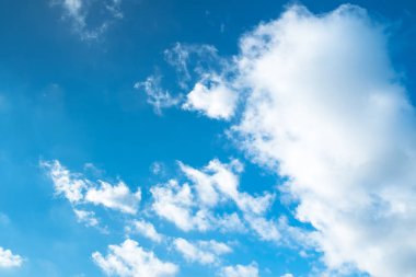 Mavi gökyüzünde güzel bulutlar