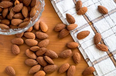Badem fındık ahşap masa üzerinde n ile sağlıklı badem fındık tohum.