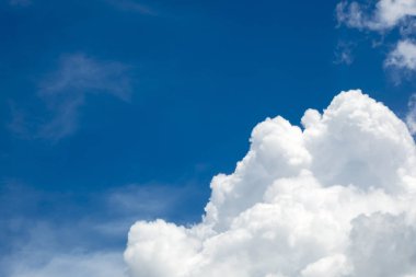 boş kopya alanı ile mavi gökyüzünde bulutlar farklı şekli.