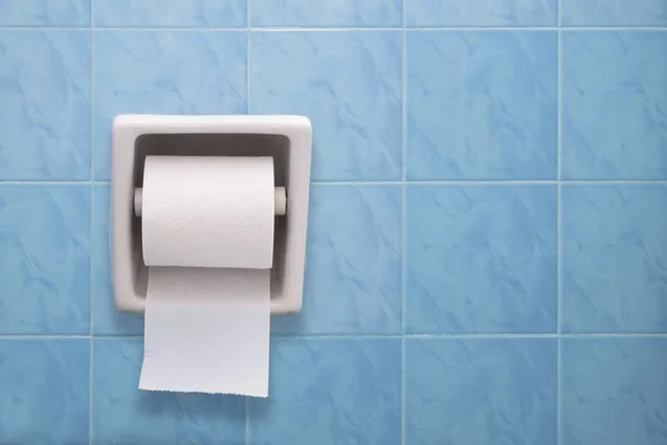 Sauberes Toilettenpapier auf sauberem blauem Mosaik-Hintergrund. — Stockfoto