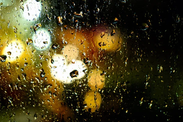Water druppels op de voorzijde van de voorruit van de auto, abstracte afbeelding — Stockfoto