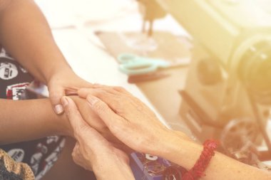 İki kadın birlikte dua ve birbirinizi teşvik. renk filte